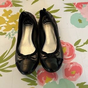 Fergalicious by Fergie Slip on Flats black and silver size 9